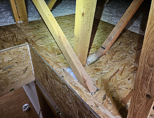 Zateplení stropu rodinného domu pomocí foukané izolace